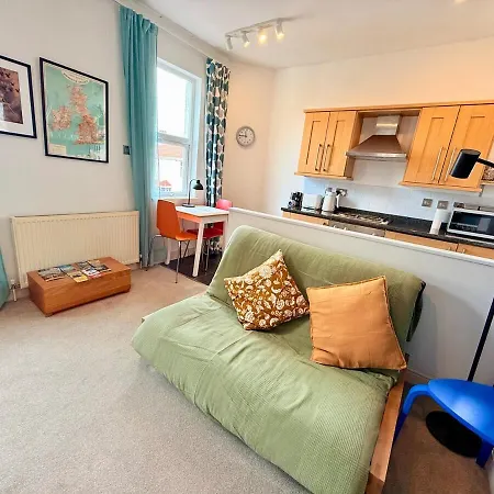 St George Wheels & Wings Hideaway Apartment Bristol