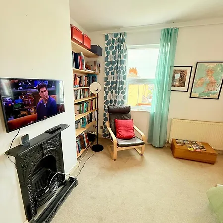St George Wheels & Wings Hideaway * Bristol